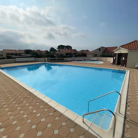 Charmante Maison Proche Avec Piscine Collective Dom wakacyjny Brem-Sur-Mer