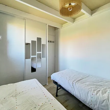 Holiday home Charmante Maison Au Bord De L'ocean A Sur