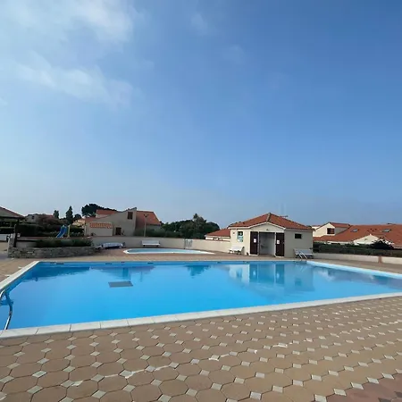Charmante Maison Proche Avec Piscine Collective Dom wakacyjny Brem-Sur-Mer