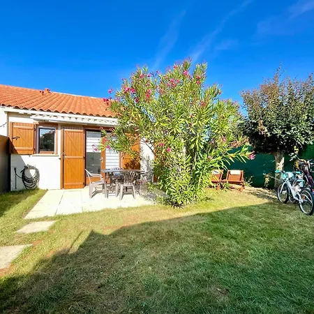 Dom wakacyjny Charmante Maison Proche Avec Piscine Collective