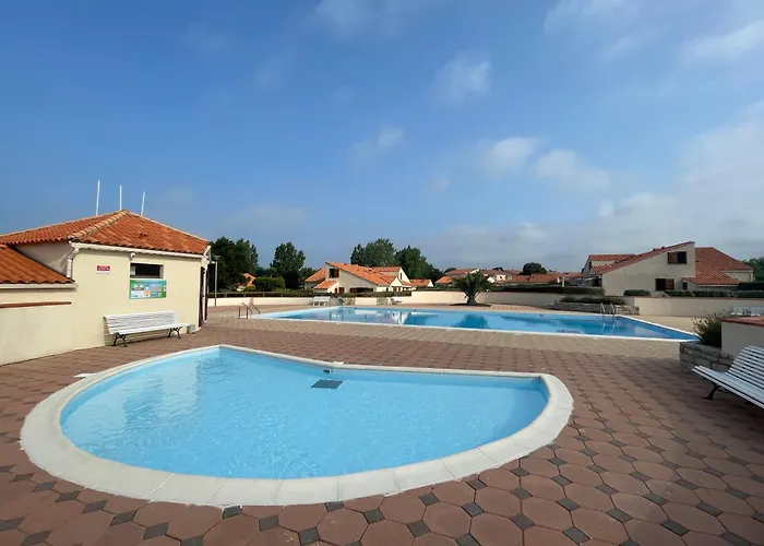 Charmante Maison Proche Avec Piscine Collective Hébergement de vacances