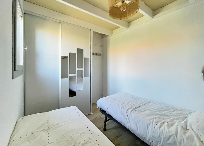 Hébergement de vacances Charmante Maison Proche Avec Piscine Collective