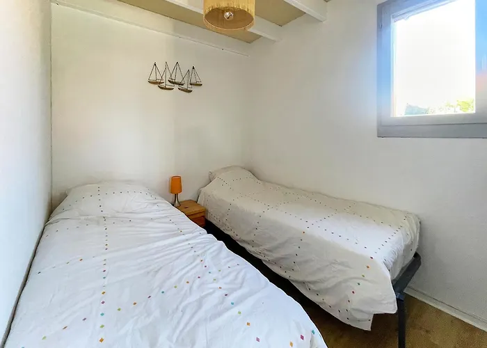 Hébergement de vacances Charmante Maison Proche Avec Piscine Collective *