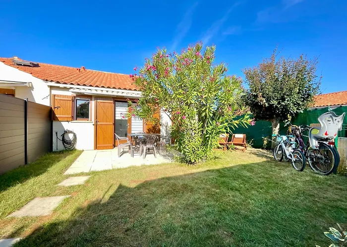 Hébergement de vacances Charmante Maison Proche Avec Piscine Collective